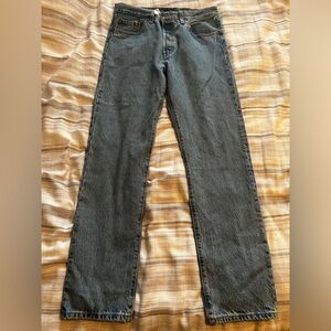 Never worn Levi straight leg 501 Women’s Jeans. Light wash. size 28W, 30L
